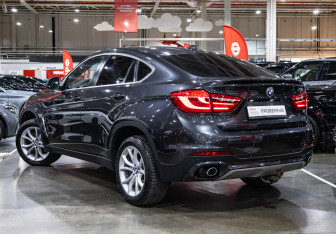 Подержанный автомобиль BMW X6 2016 года (12 фото)