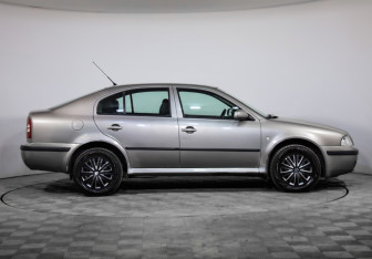 Подержанный автомобиль Skoda Octavia Liftback 2006 года (4 фото)