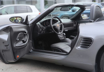 Подержанный автомобиль Porsche Boxster 2004 года (12 фото)