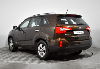 Подержанный автомобиль Kia Sorento 2015 года (7 фото)