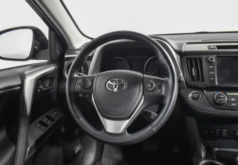Подержанный автомобиль Toyota RAV4 2018 года (14 фото)