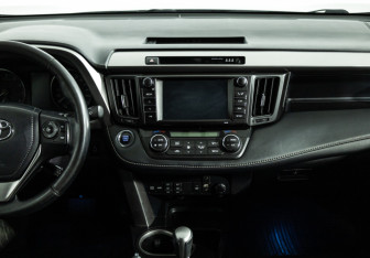 Подержанный автомобиль Toyota RAV4 2018 года (14 фото)