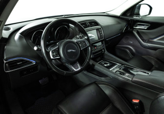 Подержанный автомобиль Jaguar F-Pace 2018 года (11 фото)