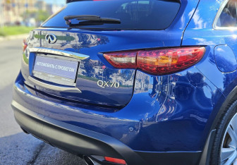 Подержанный автомобиль Infiniti QX70 2014 года (7 фото)