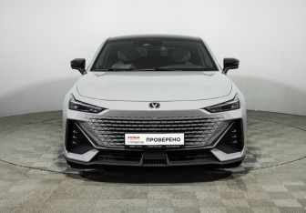 Подержанный автомобиль Changan UNI-V 2023 года (2 фото)