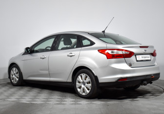 Подержанный автомобиль Ford Focus Sedan 2011 года (7 фото)