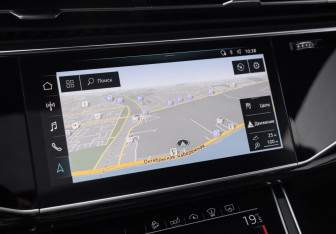Подержанный автомобиль Audi Q8 2019 года (18 фото)