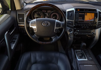 Подержанный автомобиль Toyota Land Cruiser Suv 2013 года (11 фото)