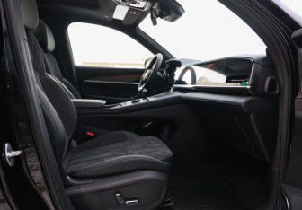 Подержанный автомобиль Geely Monjaro 2025 года (31 фото)