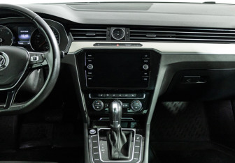 Подержанный автомобиль Volkswagen Passat Sedan 2017 года (14 фото)