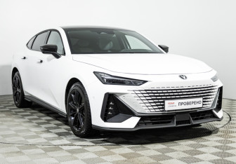 Подержанный автомобиль Changan UNI-V 2023 года (3 фото)