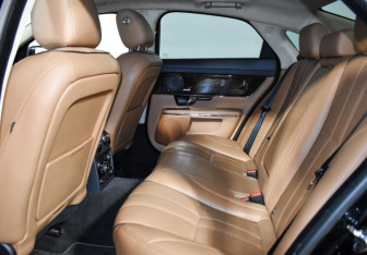 Подержанный автомобиль Jaguar XJ 2011 года (14 фото)