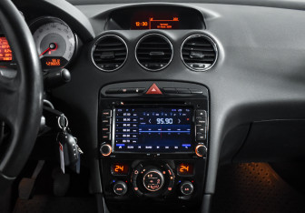 Подержанный автомобиль Peugeot 408 2013 года (16 фото)