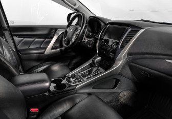 Подержанный автомобиль Mitsubishi Pajero Sport 2017 года (14 фото)