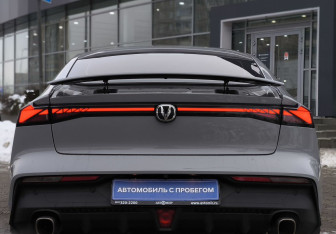 Подержанный автомобиль Changan UNI-V 2023 года (15 фото)