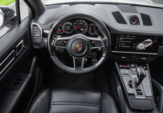 Подержанный автомобиль Porsche Cayenne 2021 года (15 фото)