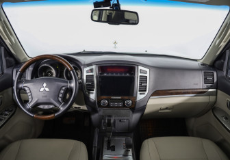 Подержанный автомобиль Mitsubishi Pajero 2019 года (11 фото)