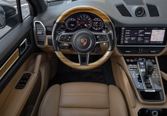 Подержанный автомобиль Porsche Cayenne 2018 года (12 фото)