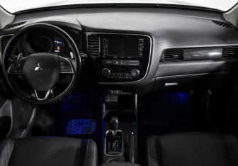 Подержанный автомобиль Mitsubishi Outlander 2016 года (11 фото)