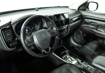 Подержанный автомобиль Mitsubishi Outlander 2018 года (11 фото)
