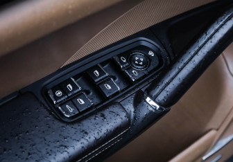 Подержанный автомобиль Porsche Cayenne 2011 года (29 фото)