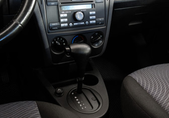 Подержанный автомобиль Ford Fusion 2008 года (12 фото)