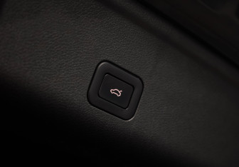 Подержанный автомобиль Hongqi HS5 2024 года (32 фото)