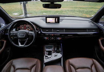 Подержанный автомобиль Audi Q7 2015 года (12 фото)