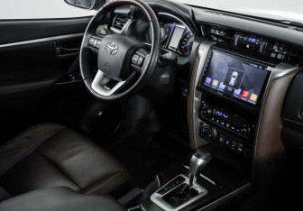 Подержанный автомобиль Toyota Fortuner 2017 года (9 фото)