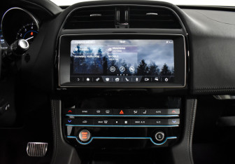 Подержанный автомобиль Jaguar F-Pace 2019 года (17 фото)