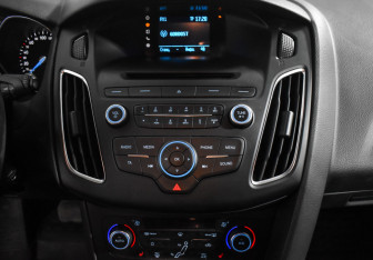 Подержанный автомобиль Ford Focus Hatchback 2015 года (16 фото)