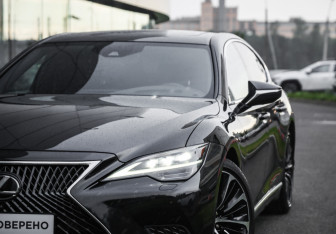 Подержанный автомобиль Lexus LS 2021 года (2 фото)