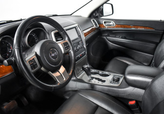 Подержанный автомобиль Jeep Grand Cherokee 2012 года (9 фото)