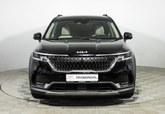 Подержанный автомобиль Kia Carnival 2022 года (2 фото)