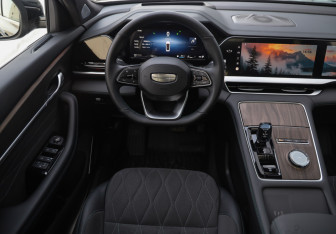 Подержанный автомобиль Geely Monjaro 2025 года (11 фото)