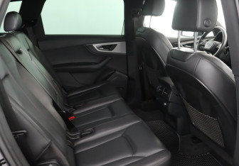 Подержанный автомобиль Audi Q7 2015 года (15 фото)