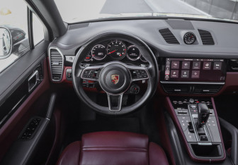 Подержанный автомобиль Porsche Cayenne 2020 года (15 фото)