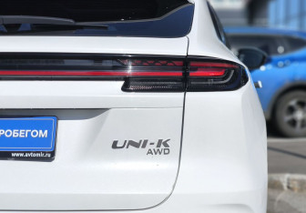 Подержанный автомобиль Changan UNI-K 2023 года (7 фото)