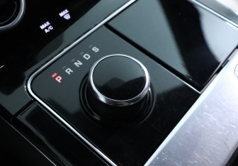 Подержанный автомобиль Land Rover Range Rover Velar 2018 года (16 фото)