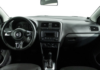 Подержанный автомобиль Volkswagen Polo Sedan 2013 года (13 фото)