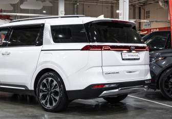 Подержанный автомобиль Kia Carnival 2021 года (13 фото)