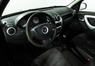 Подержанный автомобиль Renault Sandero 2013 года (11 фото)