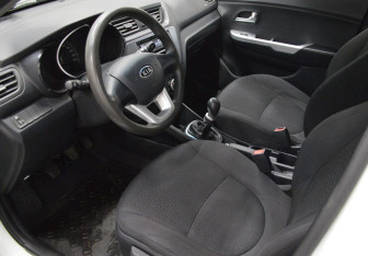 Подержанный автомобиль Kia Rio Hatchback 2012 года (10 фото)