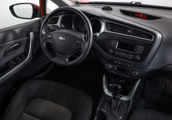 Подержанный автомобиль Kia Ceed Hatchback 2016 года (8 фото)