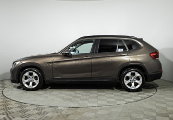 Подержанный автомобиль BMW X1 2013 года (8 фото)