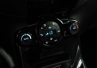 Подержанный автомобиль Ford Fiesta Hatchback 2016 года (16 фото)