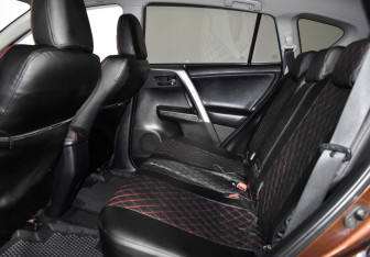 Подержанный автомобиль Toyota RAV4 2017 года (11 фото)