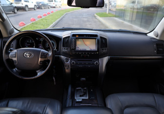 Подержанный автомобиль Toyota Land Cruiser Suv 2008 года (8 фото)