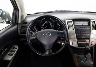 Подержанный автомобиль Lexus RX 2005 года (10 фото)