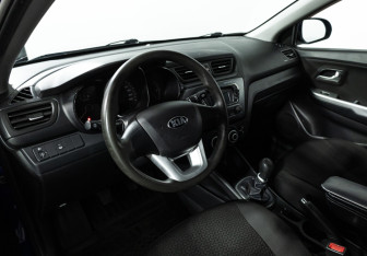 Подержанный автомобиль Kia Rio Hatchback 2013 года (11 фото)